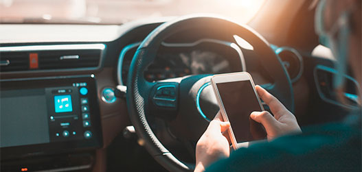 Conductor Al Volante Con El Celular En La Mano