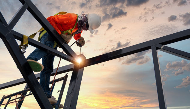 Trabajador De Construcción Trabajando En Altura En Reno